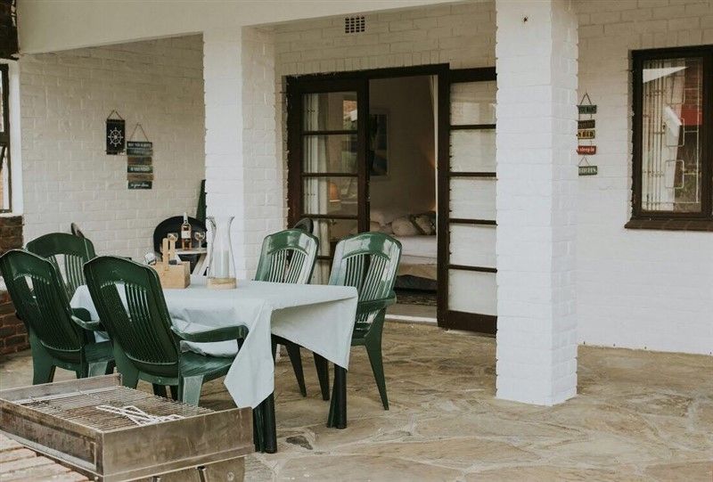 Villa Albatross 2: Outside patio with portable braai